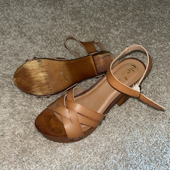 Size 7/8 wooden* & leather* platform heels - Picture 4 of 4